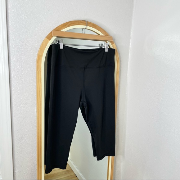 ZYIA Pants - Zyia black knee cropped athletic leggings